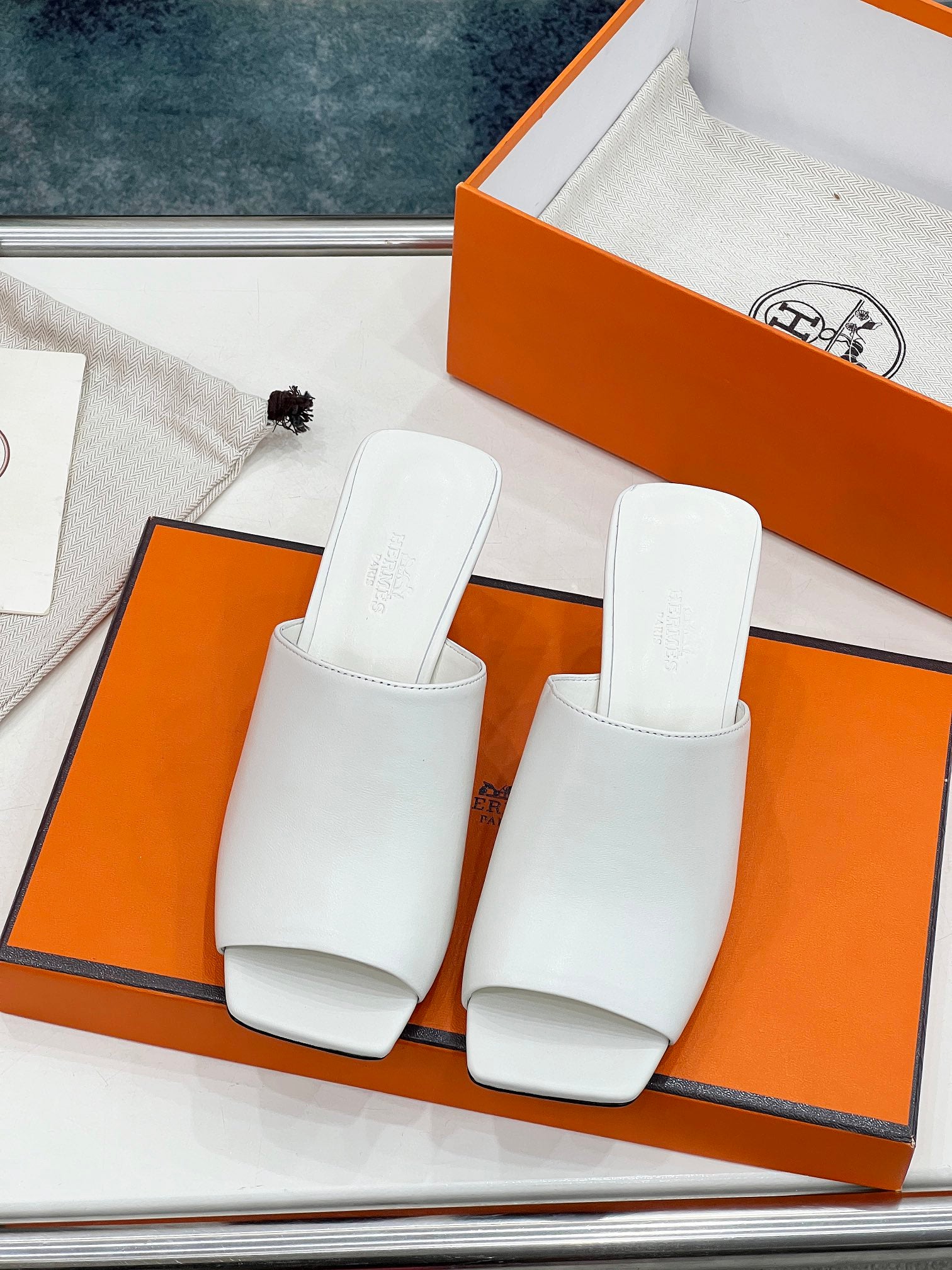 ICONIQUE 60 SANDAL IN WHITE CALFSKIN