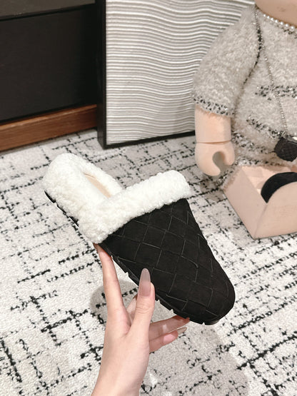 REGGIE SLIPPER IN BLACK SUEDE AND SHEARLING LINING
