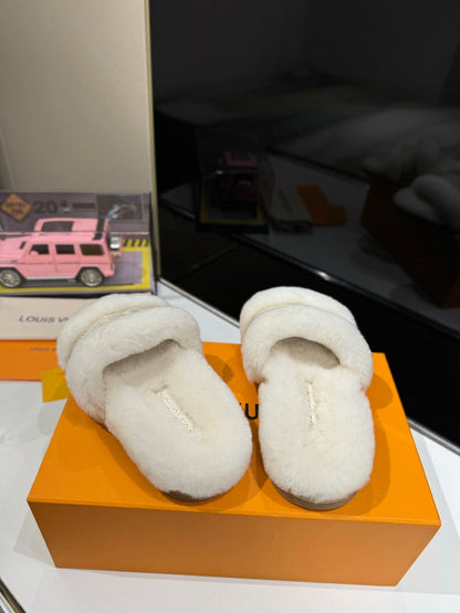 FURRY SLIPPER IN WHITE SHEARLING