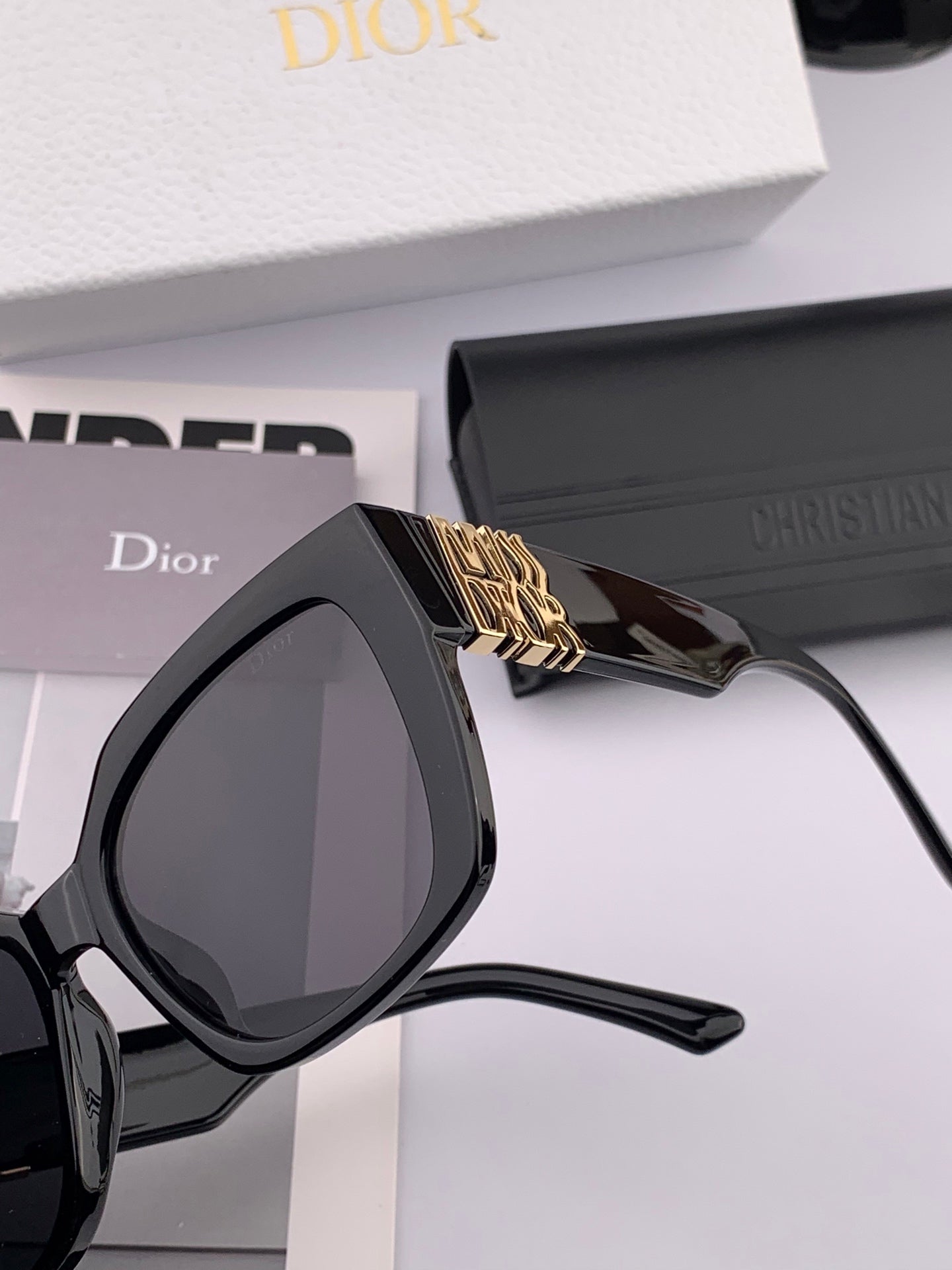 MONTAIGNE SUNGLASS CD1113 IN ACETATE