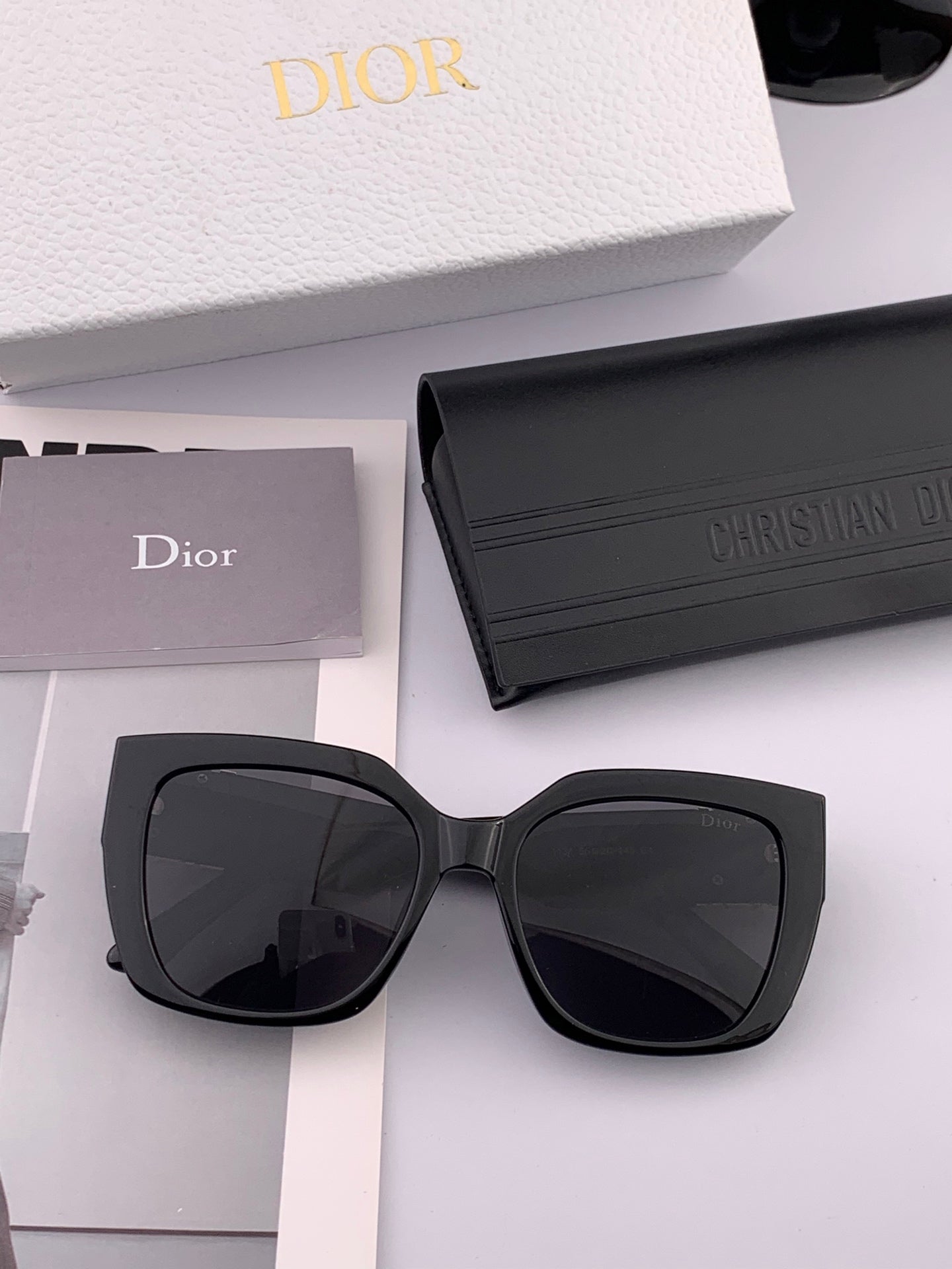 MONTAIGNE SUNGLASS CD1113 IN ACETATE