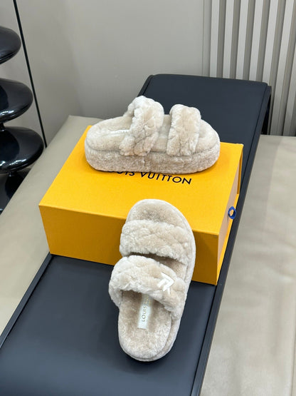 LV WOMEN SUNSET PLATFORM COMFORT MULE IN BEIGE FLEECE