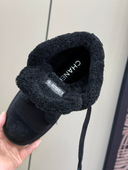 SHORT BOOTS IN BLACK GRAIN PEBBLE CALFSKIN