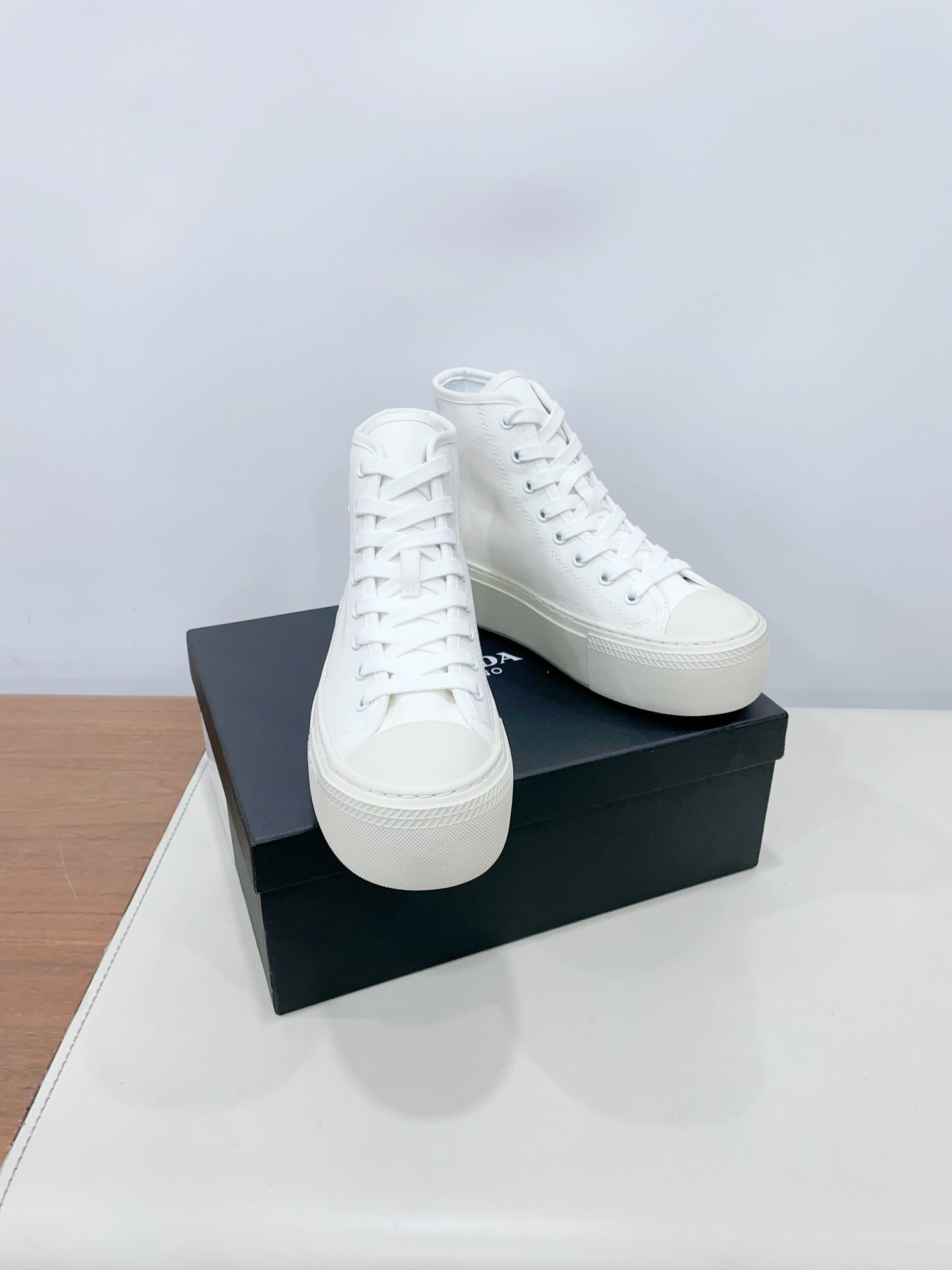 HIGH-TOP SEANKERS IN WHITE CANVAS