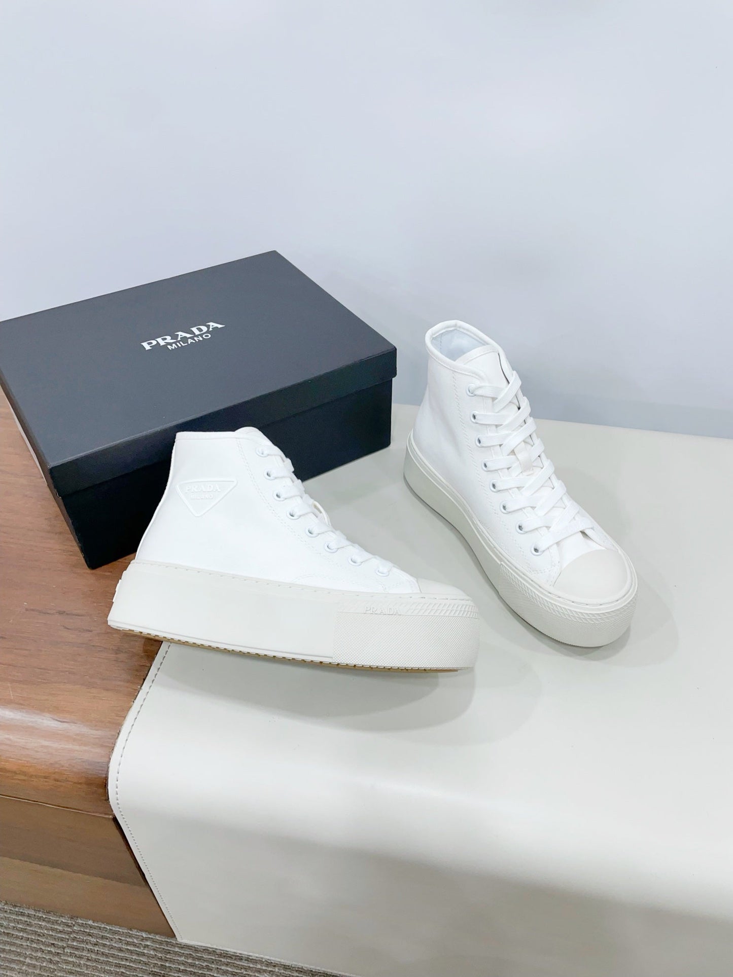HIGH-TOP SEANKERS IN WHITE CANVAS