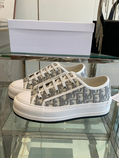 WALK'N PLATFORM SNEAKER IN DOLPHIN GRAY EMBROIDERY ICONIC PATTERNS FABRIC