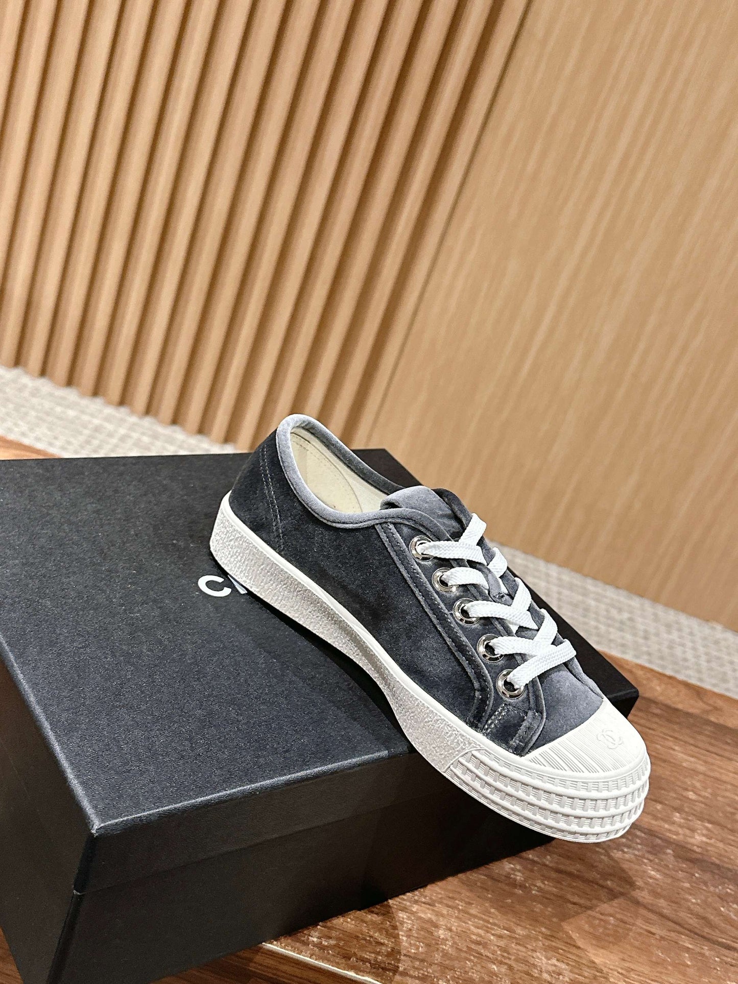 CONVERSE SNEAKER IN CHARCOAL BLACK VELVET