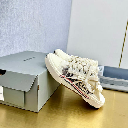 SNEAKER MULES IN WHITE CANVAS GRAFFITI LOGO