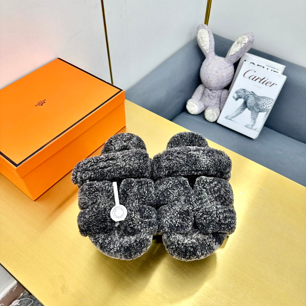 CHYPRE SANDAL IN DARK GRAY SHEARLING