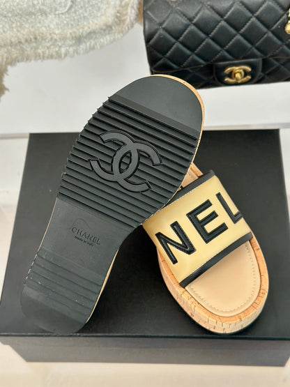 THICK SOLE LETTER SLIPPERS IN DARK CREAM SHEEPSKIN