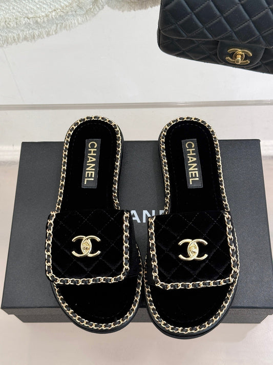 FLAT CHAIN HEART SLIPPER IN BLACK VELVET