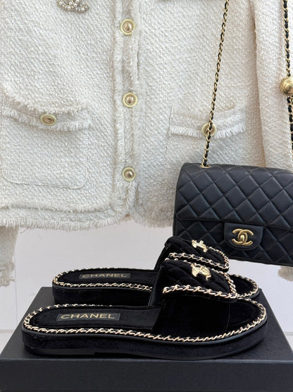 FLAT CHAIN HEART SLIPPER IN BLACK VELVET