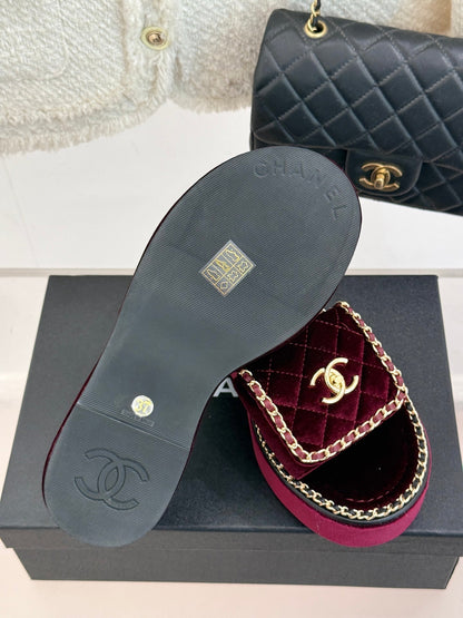THICK-SOLED CHAIN HEART SLIPPER IN PLUM PURPLE VELVET