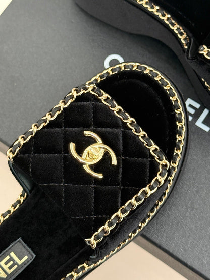 THICK-SOLED CHAIN HEART SLIPPER IN BLACK VELVET