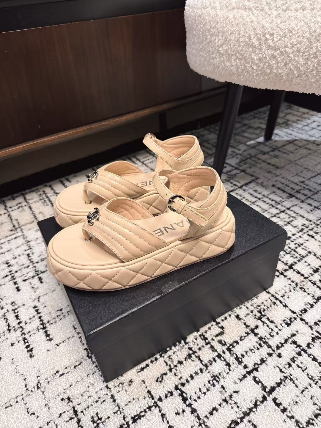THICK-SOLED THONG SANDAL IN MACAROON BEIGE LAMBSKIN