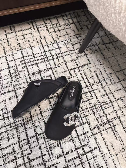 FLAT MULES IN BLACK CALFSKIN