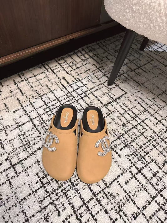 FLAT MULE IN SEPIA BEIGE CALFSKIN