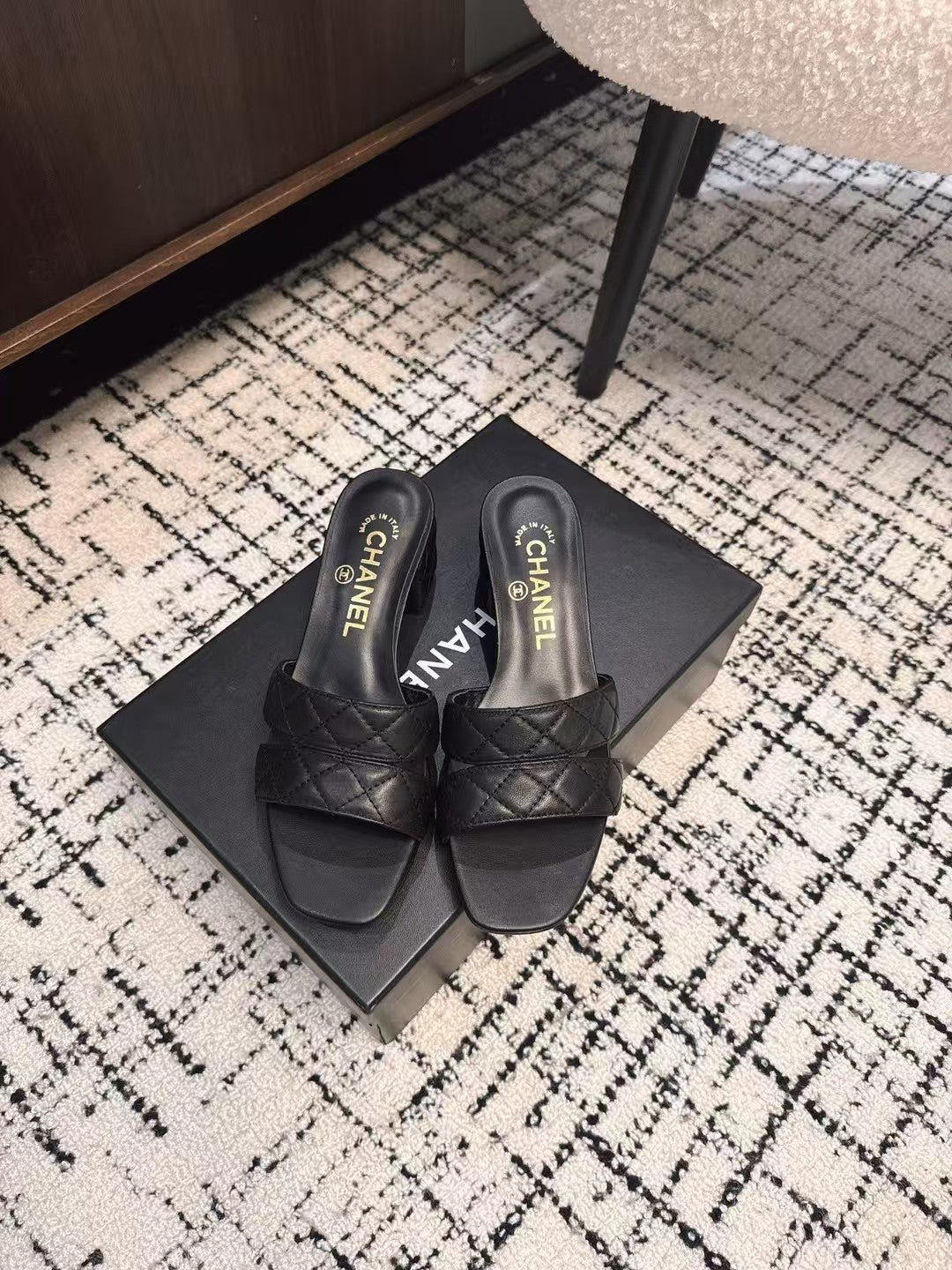 MID HEEL MULES IN BLACK SHEEPSKIN