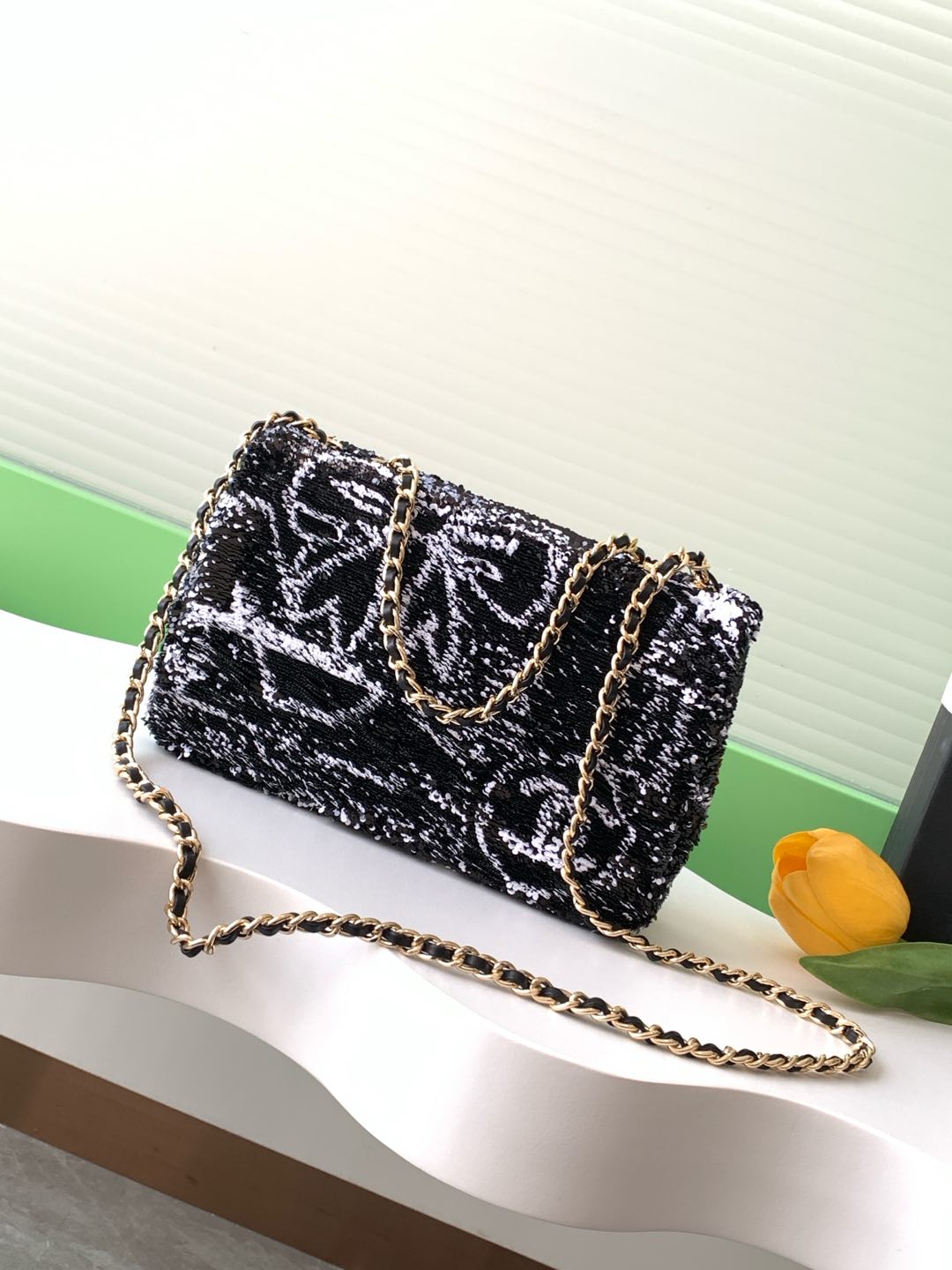 CLASSIC FLAP BAG 21 IN WHITE MIX BLACK SEQUINS GOLD HARDWARE