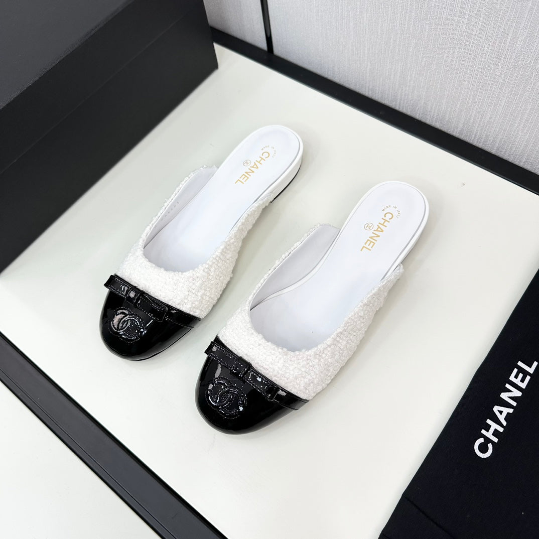 BOW MULE IN WHITE FUR AND BLACK CALFSKIN