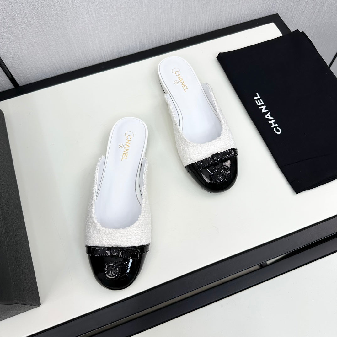 BOW MULE IN WHITE FUR AND BLACK CALFSKIN