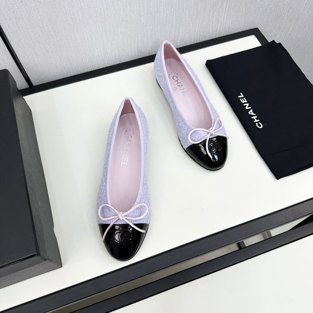 BALLET FLATS IN POWDER BLUE TWEED AND BLACK CALFSKIN