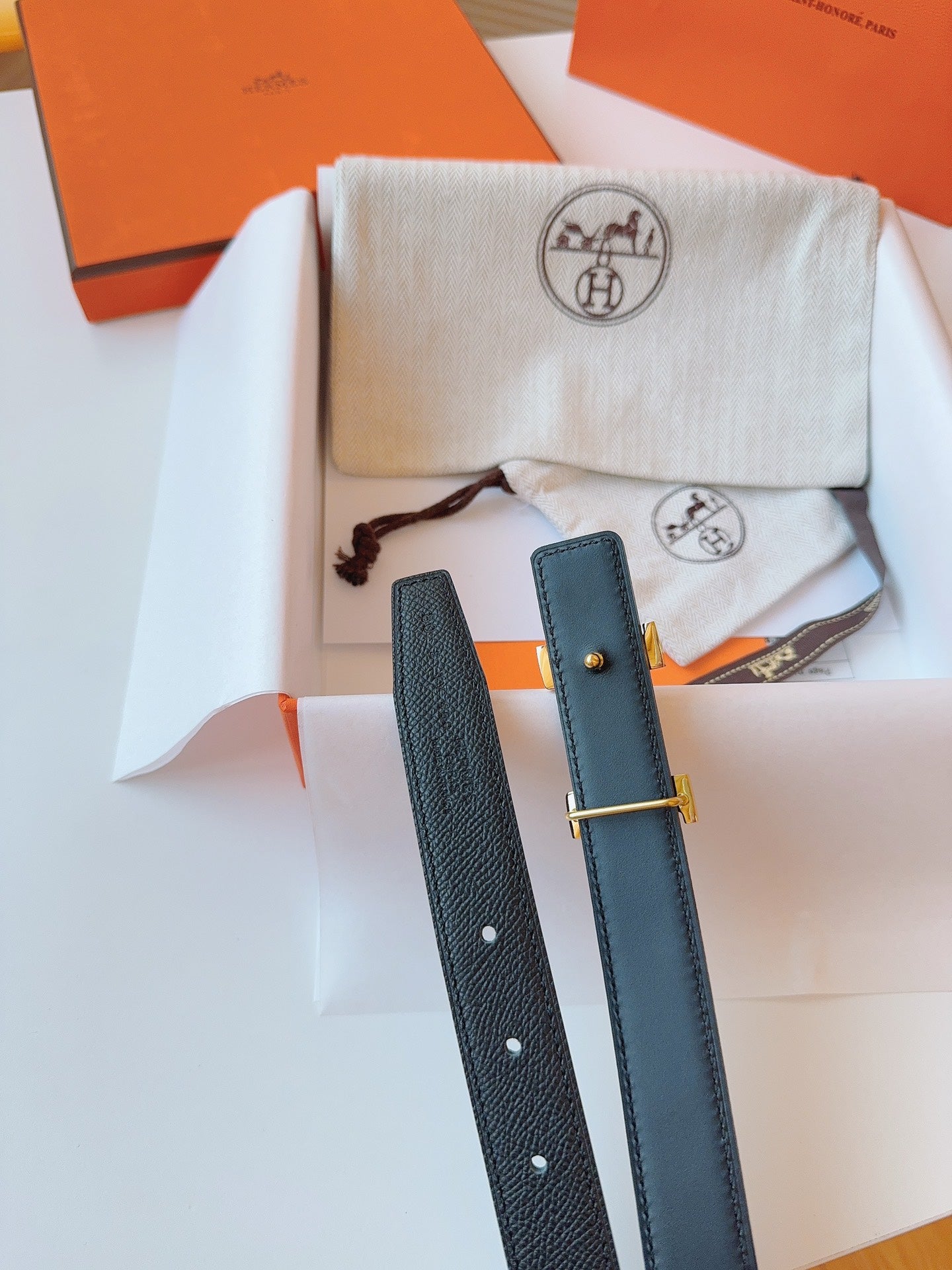 MINI H BELT BUCKLE & REVERSIBLE BLACK LEATHER STRAP 24 MM GOLD HARDWARE