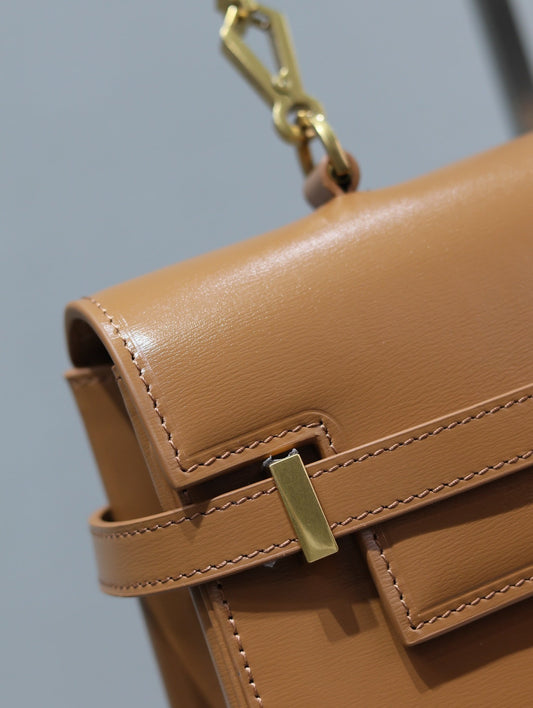MANHATTAN HANDBAG 32 IN CINNAMON BROWN CALFSKIN GOLD HARDWARE