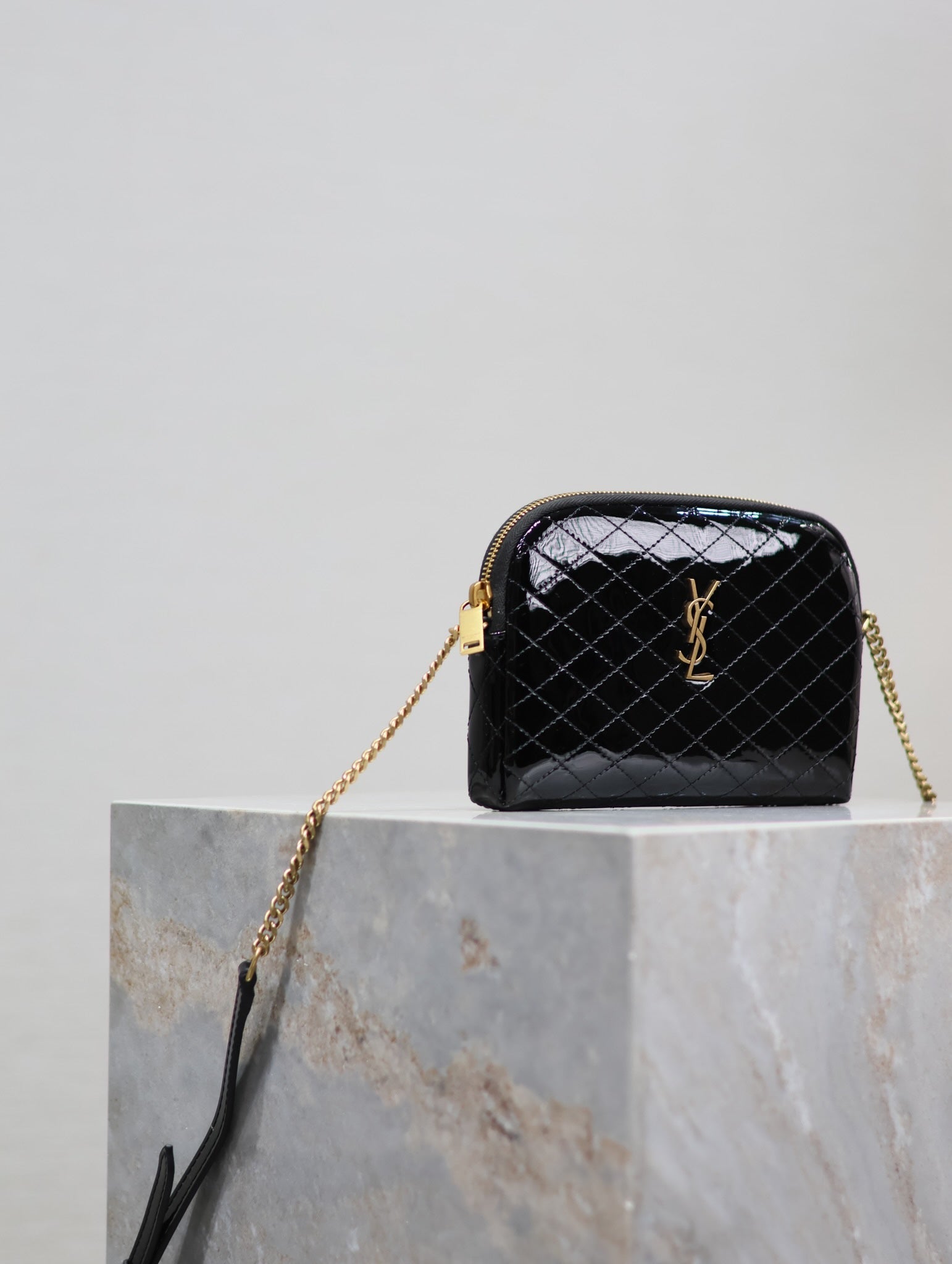 GABY ZIPPED POUCH 19 IN BLACK GLOSSY LAMBSKIN GOLD HARDWARE