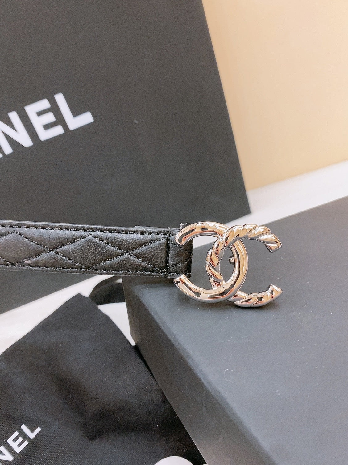DOUBLE C BELT 20MM IN BLACK CALFSKIN WITH QUILTED STITCHING AND SPIRAL SILVER BUCKLE