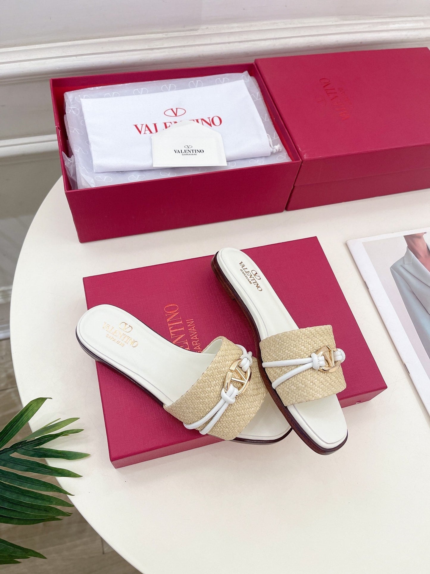 GARAVANI V LOGO SIGNATURE SLIDE IN BEIGE RAFFIA AND WHITE CALFSKIN