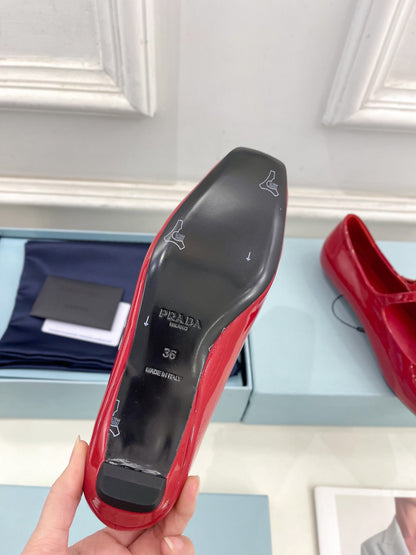 MARY JANE FLATS SQUARE TOE IN CRIMSON RED PATENT SHEEPSKIN