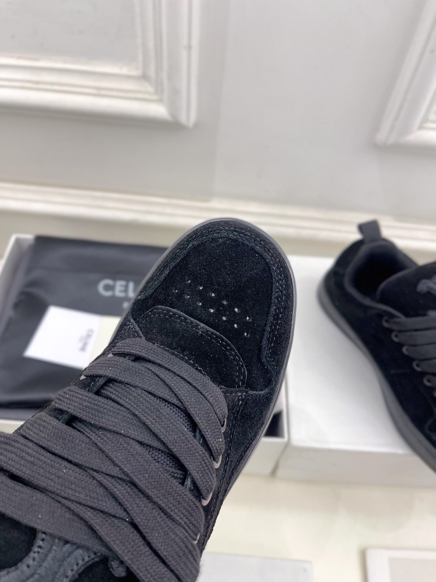 HUNTINGTON LOW LACE-UP SNEAKER IN BLACK SUEDE AND MESH